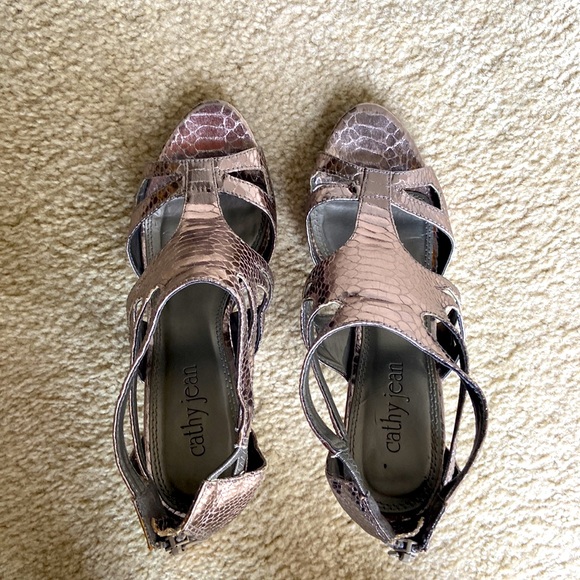 Metallic platform heels with embossed python pattern. Could fit 9.5 - Picture 5 of 6